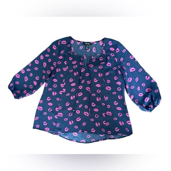 ❤️‍🔥Style & Co. Pink & Blue Lip Graphic Blouse - Size Petite Medium - Picture 1 of 5